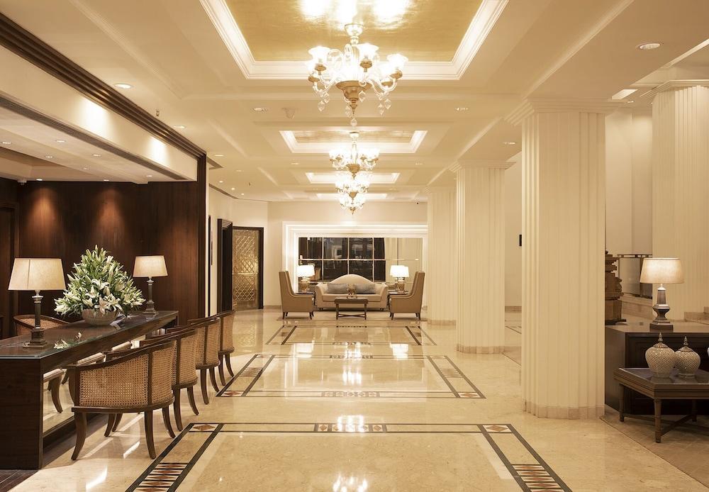 Taj Ganges Варанаси Екстериор снимка The lobby of the Taj Bengal