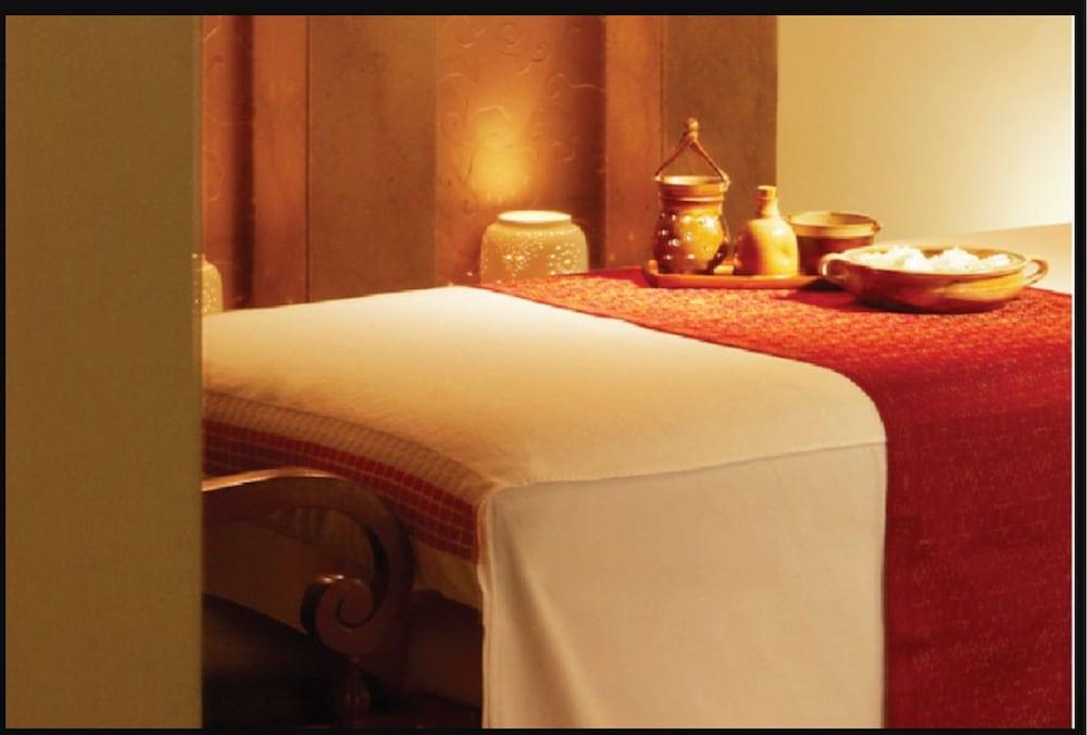 Taj Ganges Варанаси Екстериор снимка A massage table