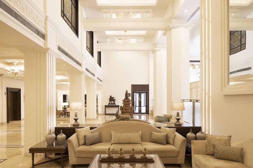 Taj Ganges Варанаси Екстериор снимка The lobby of the hotel