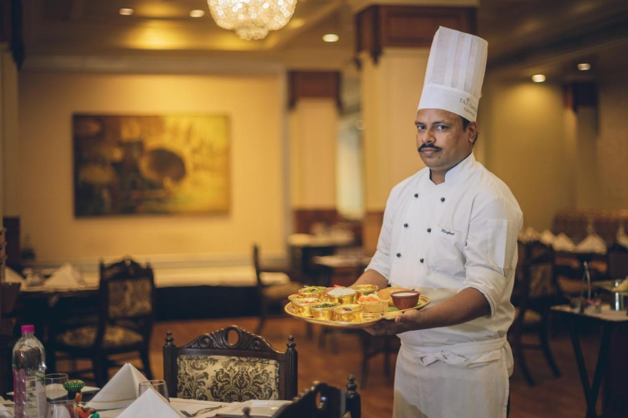 Taj Ganges Варанаси Екстериор снимка A chef at work