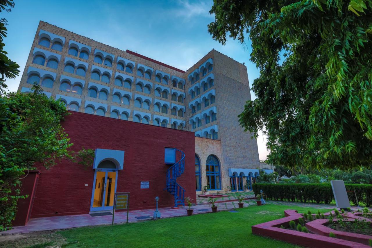 Taj Ganges Варанаси Екстериор снимка The main building of the university