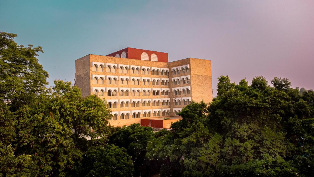 Taj Ganges Варанаси Екстериор снимка The main building of the university