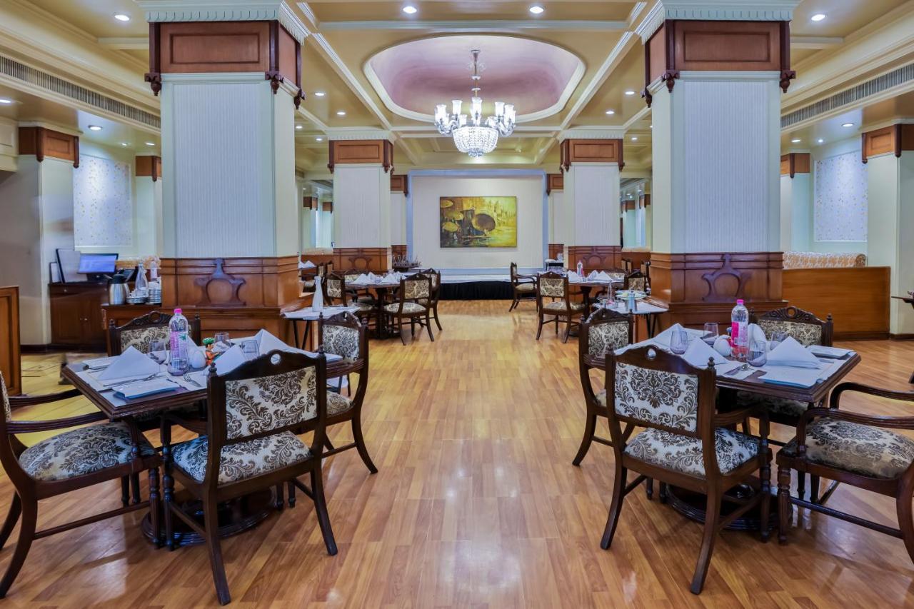 Taj Ganges Варанаси Екстериор снимка The restaurant