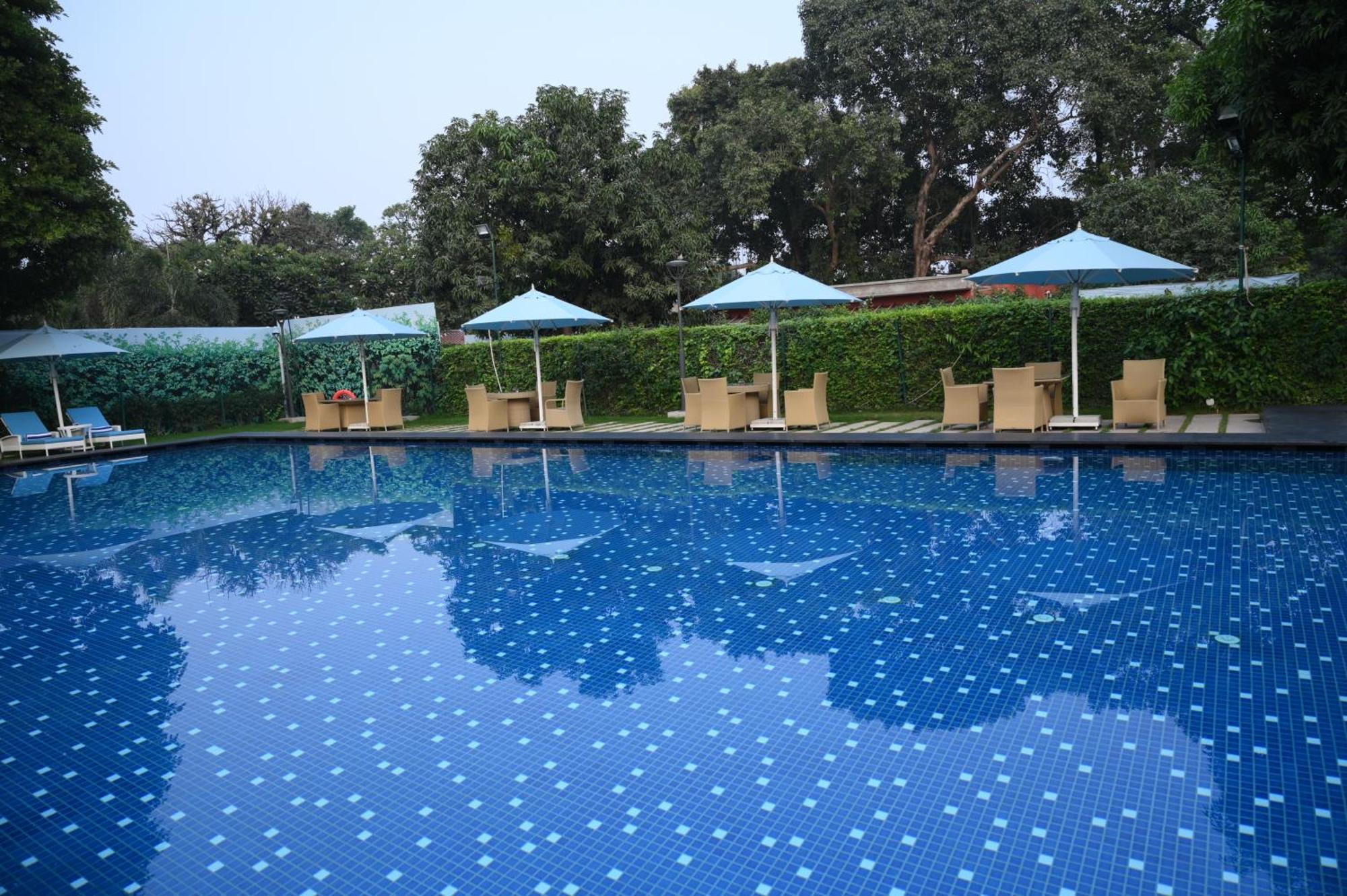 Taj Ganges Варанаси Екстериор снимка Swimming pool at the Taj Bengal