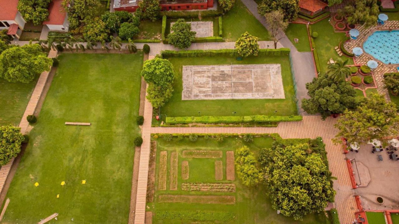 Taj Ganges Варанаси Екстериор снимка Aerial view of the tomb