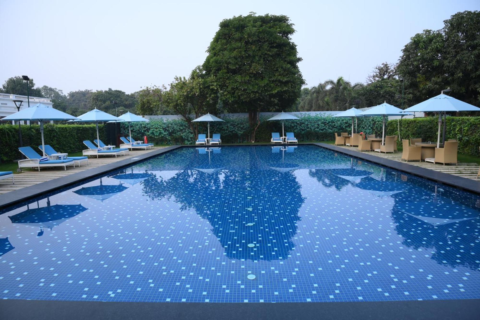 Taj Ganges Варанаси Екстериор снимка Swimming pool at the Taj Bengal