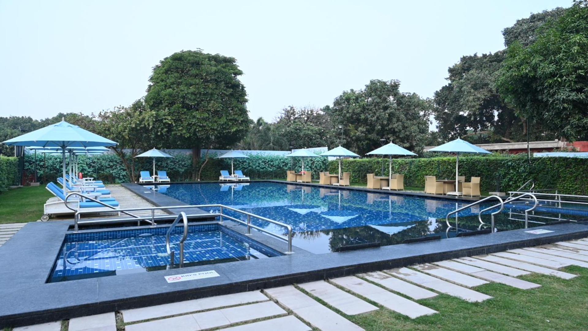 Taj Ganges Варанаси Екстериор снимка The pool at the Taj Bengal
