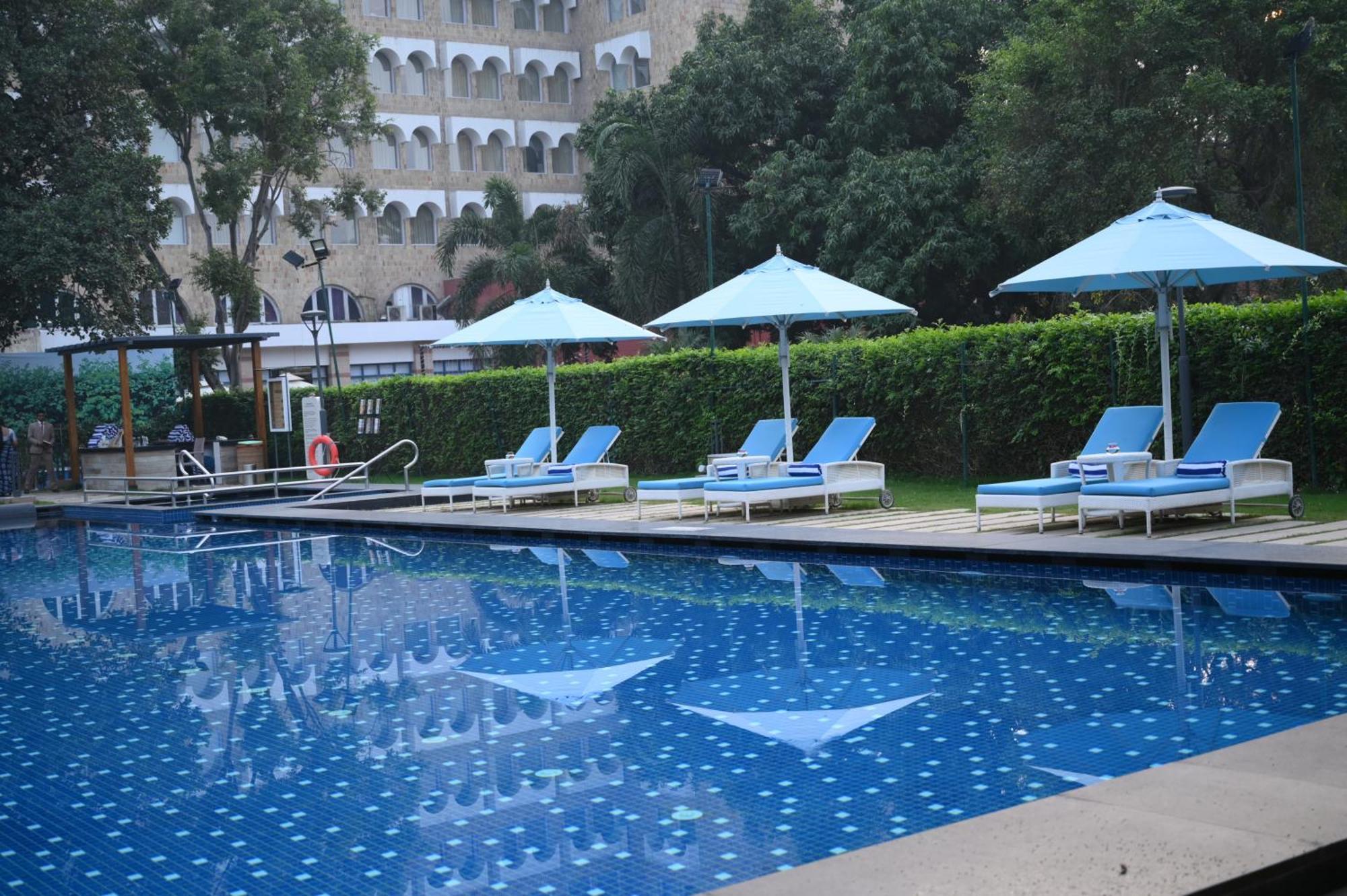 Taj Ganges Варанаси Екстериор снимка Pool at the Taj Bengal
