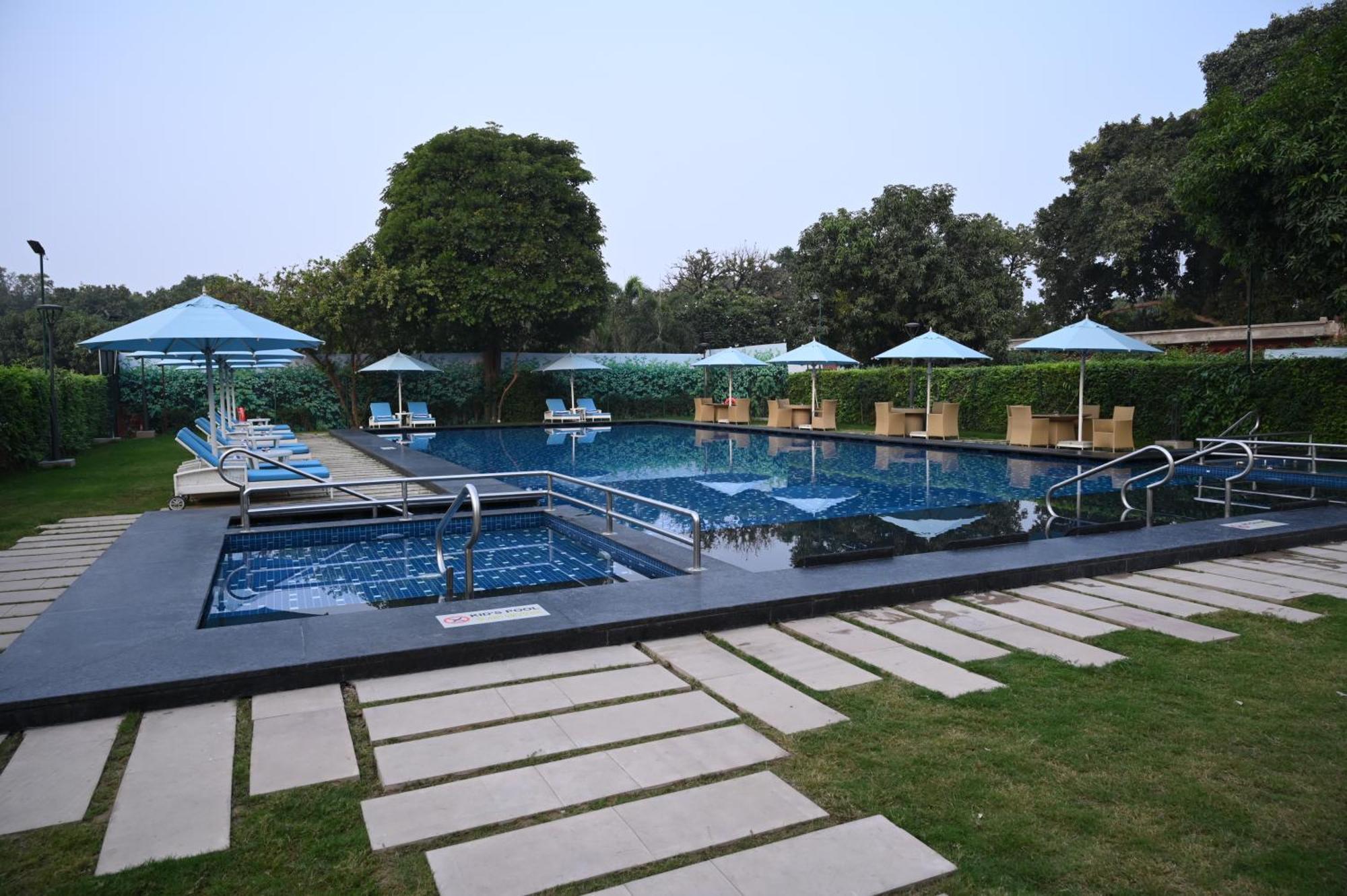 Taj Ganges Варанаси Екстериор снимка The pool at the Taj Bengal