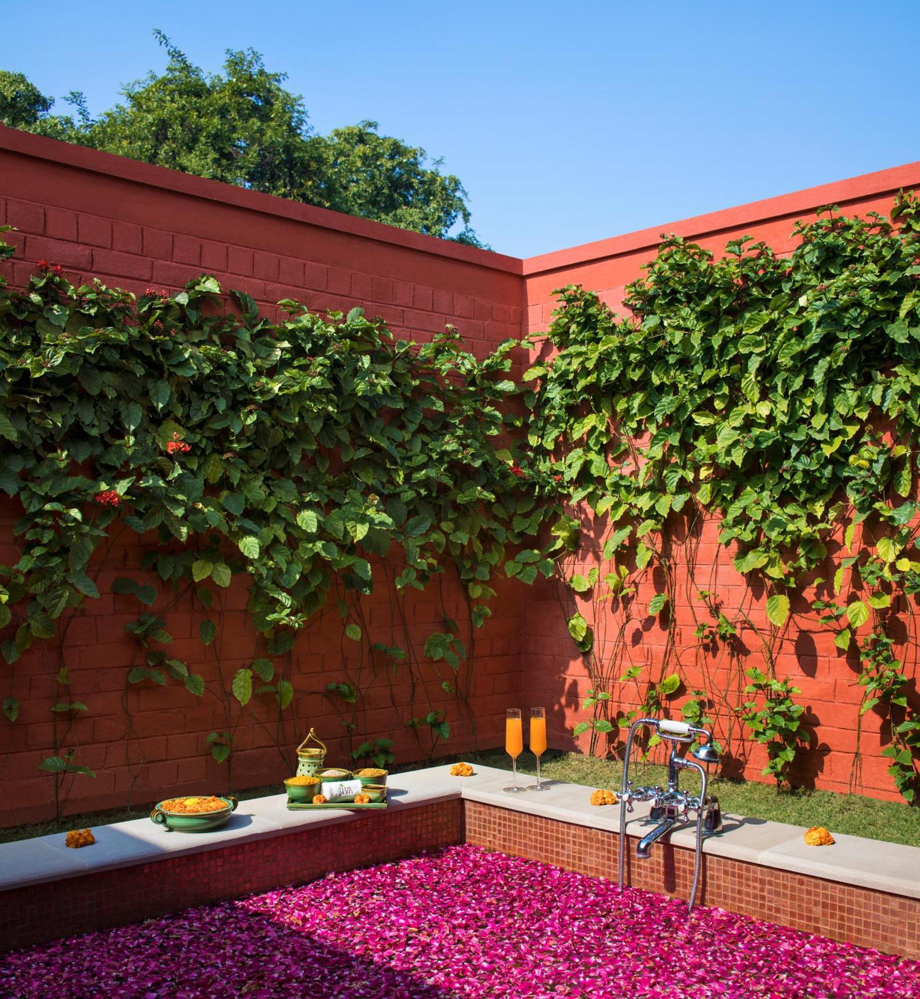 Taj Ganges Варанаси Екстериор снимка A living wall