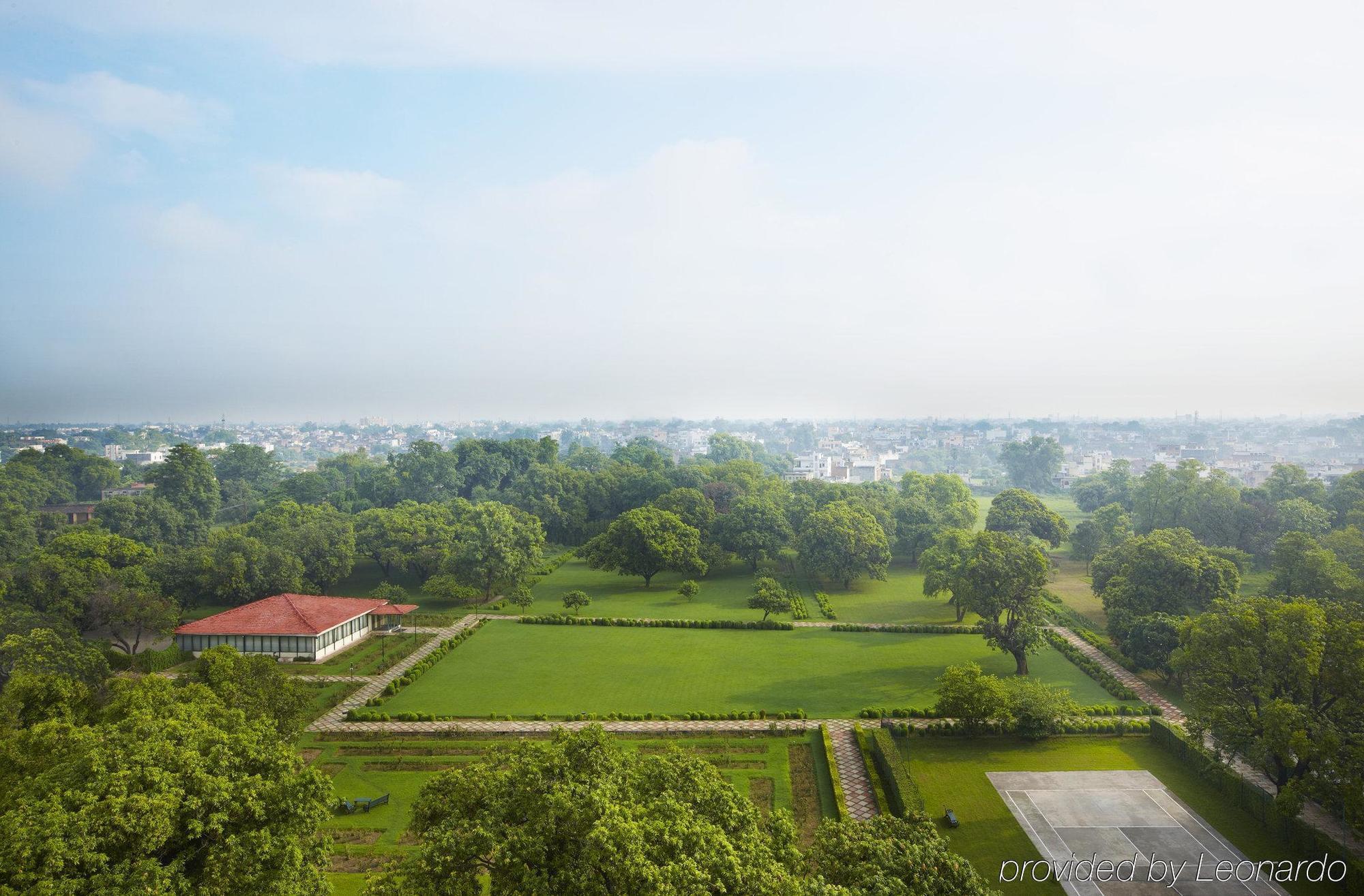 Taj Ganges Варанаси Екстериор снимка View of the grounds from the tower