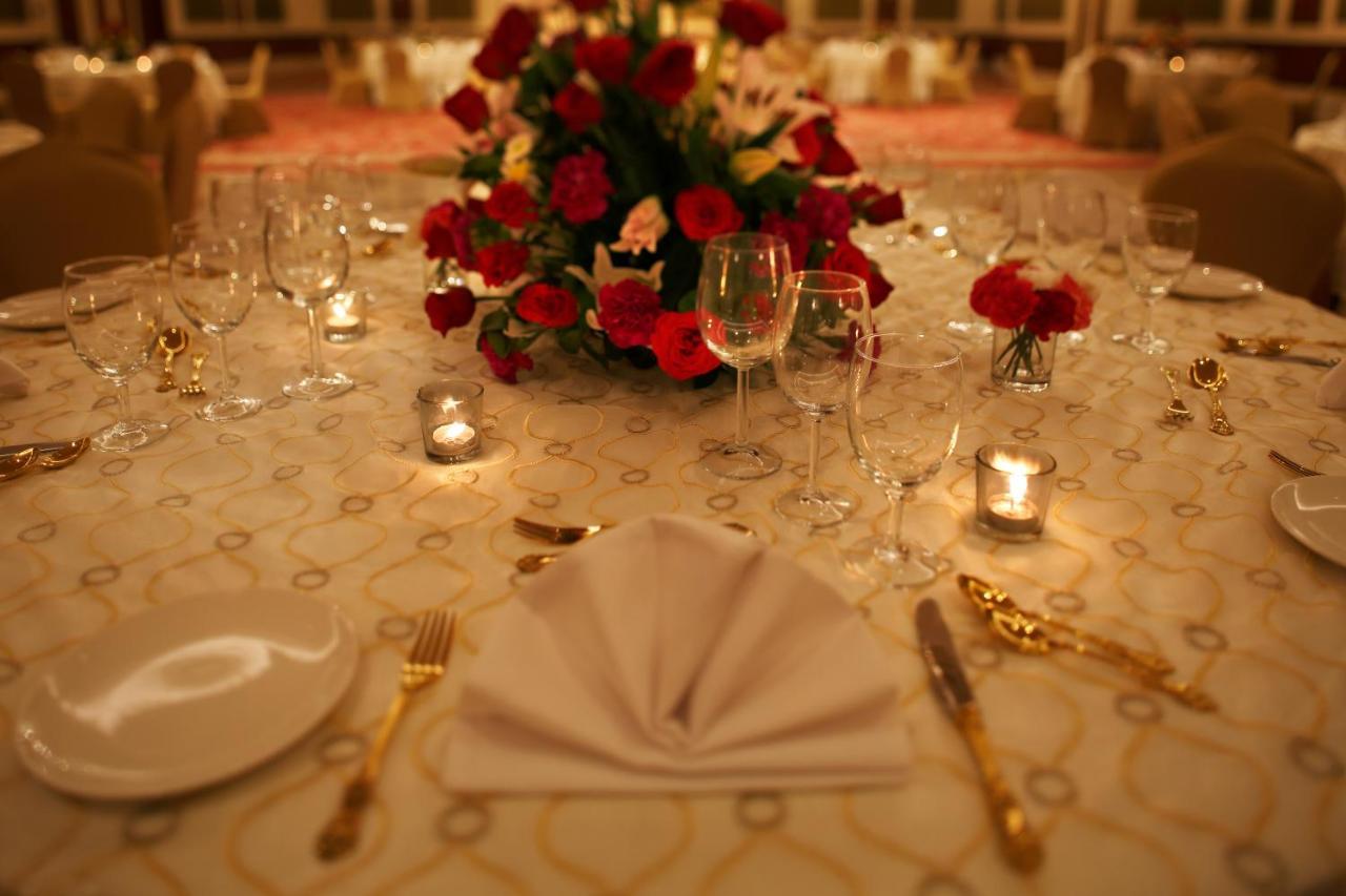 Taj Ganges Варанаси Екстериор снимка A table set for a formal dinner