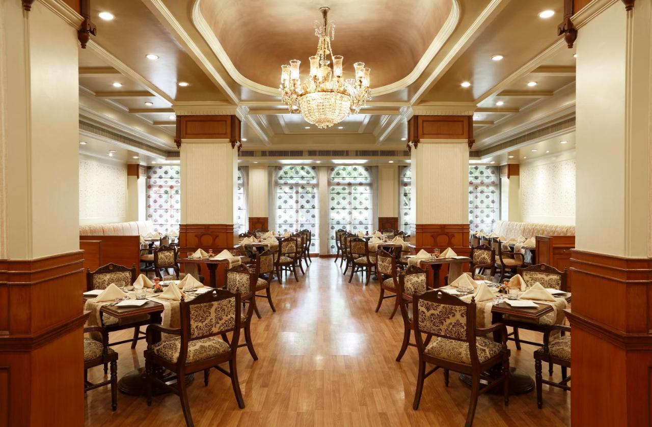Taj Ganges Варанаси Екстериор снимка The interior of the restaurant