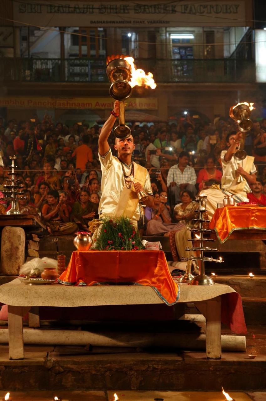 Taj Ganges Варанаси Екстериор снимка A pandit reciting the Gayatri mantra during the evening aarti at the Triveni ghat, Varanasi